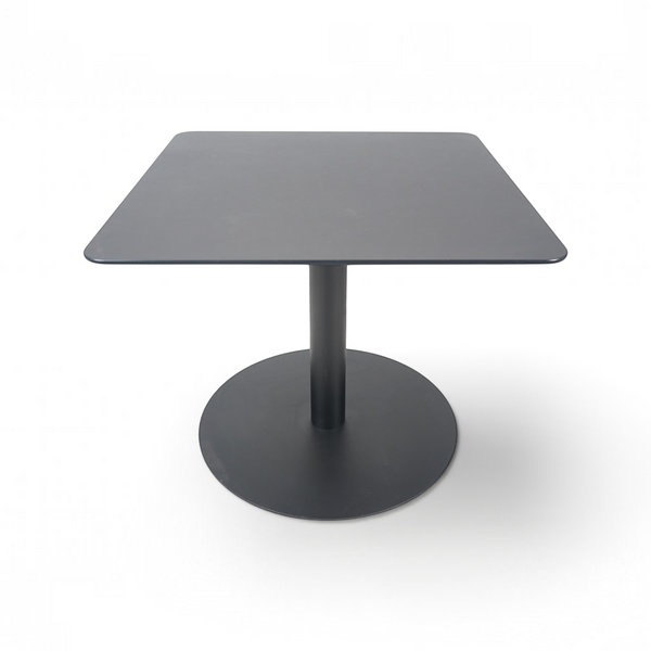 Loopr AS kvadratisk kafébord i sort med rund base, 80x80 cm og 67 cm høyde