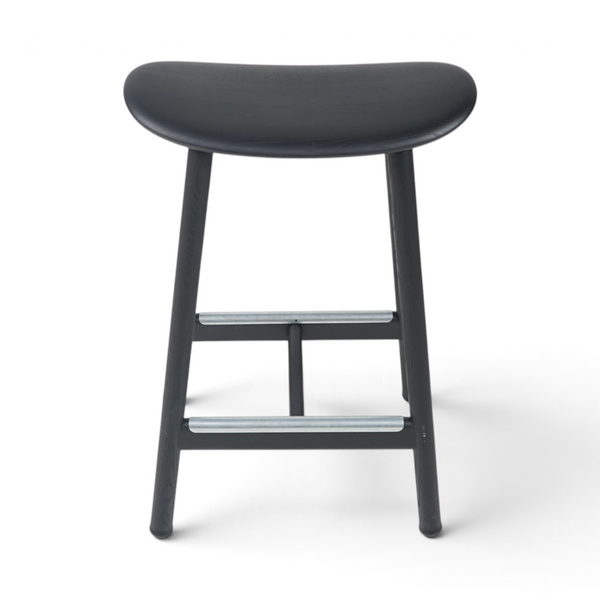 Sort barstol i tre med buet sete og metallunderstell, 65 cm høyde