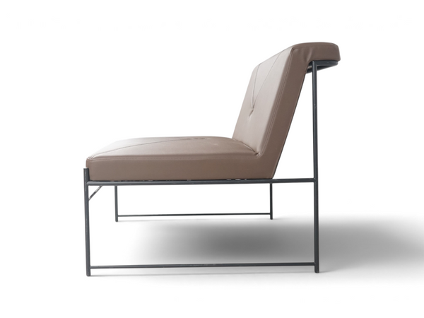 Loopr AS Blå Station Unit S162 loungestol i brunt skinn med sort metallunderstell sett fra siden