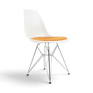Hvit Eames-stol fra Vitra med oransje sittepute og Eiffel-understell i krom