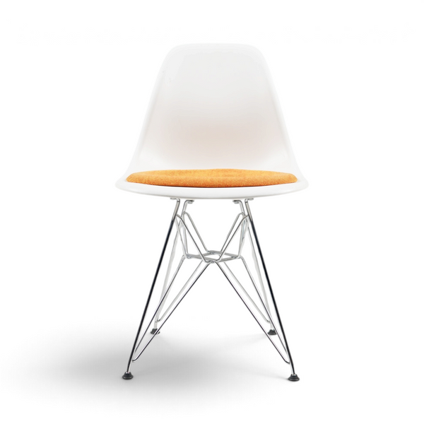 Hvit designstol med oransje sittepute og krom Eiffel-understell, sett fra siden