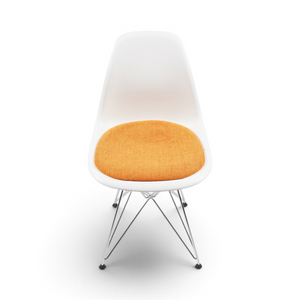Vitra Eames Plastic Chair i hvitt med oransje sittepute og krombein