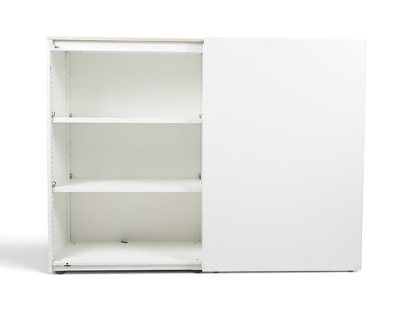 Refurnish by Loopr Ahrend kontorskap i hvitt med skyvedør og lys eikeplate på toppen, 160 cm bredt
