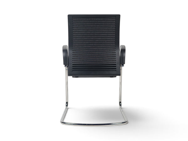 Refurnish by Loopr Ahrend konferansestol i sort med ribbet rygg og understell i sølvfarget metall