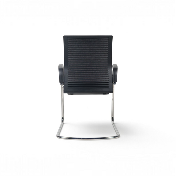 Refurnish by Loopr Ahrend konferansestol i sort med ribbet rygg og understell i sølvfarget metall