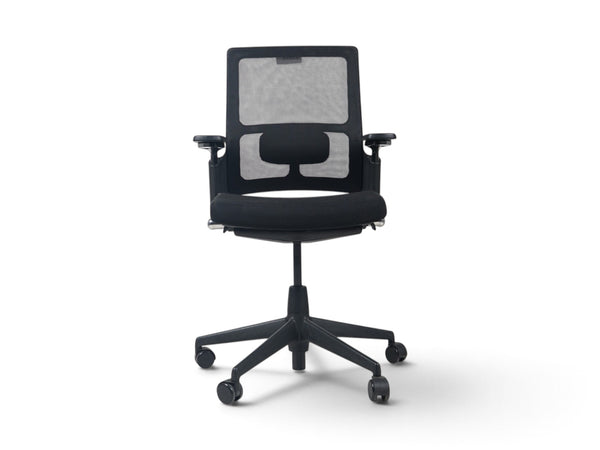 Sort Ahrend kontorstol fra Refurnish by Loopr med nettingrygg, armlener og hjul for ergonomisk kontorbruk