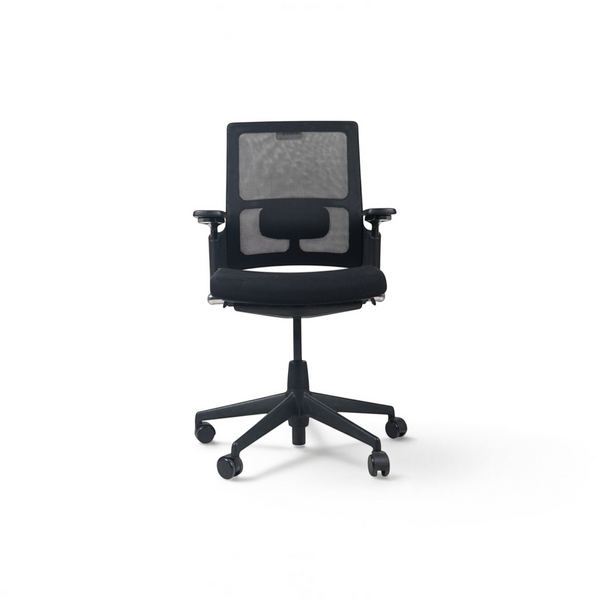 Sort Ahrend kontorstol fra Refurnish by Loopr med nettingrygg, armlener og hjul for ergonomisk kontorbruk