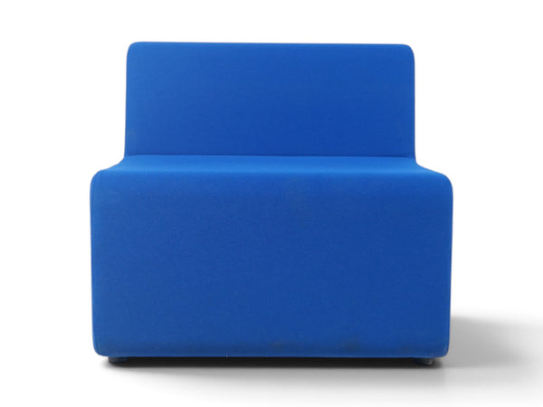 Refurnish by Loopr Ahrend modulær loungestol i lyseblått tekstil med minimalistisk design og lav rygg