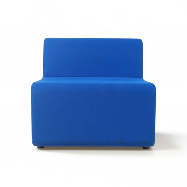 Refurnish by Loopr Ahrend modulær loungestol i lyseblått tekstil med minimalistisk design og lav rygg