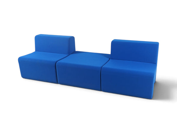 Refurnish by Loopr Ahrend modulær loungesofa i lyseblått tekstil med to ryggstøtter og et midtsete