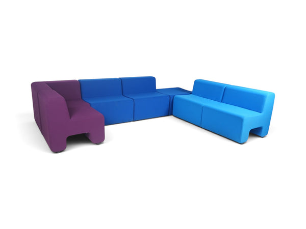 Modulær Ahrend sofagruppe fra Refurnish by Loopr i lilla og blå tekstil med moderne design