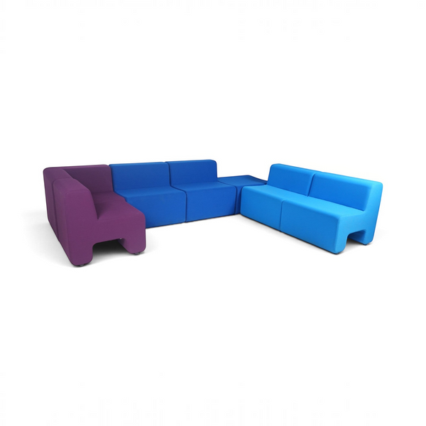 Modulær Ahrend sofagruppe fra Refurnish by Loopr i lilla og blå tekstil med moderne design