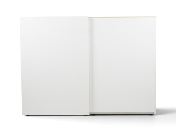 Refurnish by Loopr Ahrend skap med hvite skyvedører og eikeplate på toppen, 160x45x120 cm