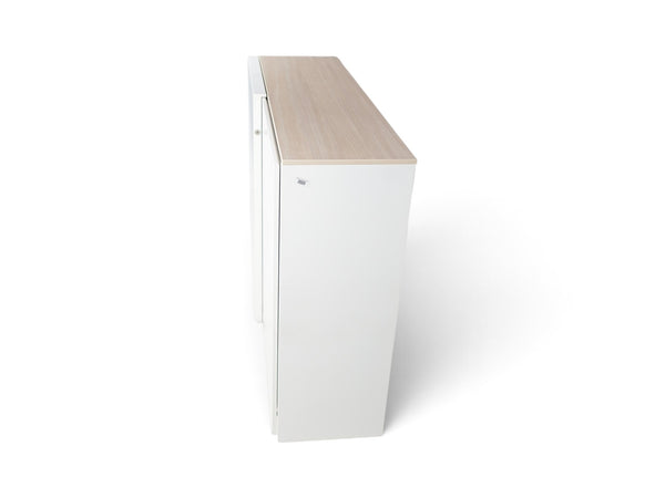 Refurnish by Loopr Ahrend skap med hvitt metallkabinett og eikefarget topplate, 160 cm bredt med skyvedører.