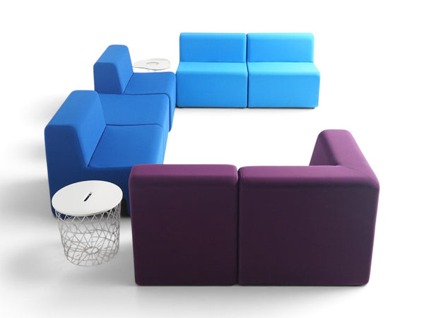 Refurnish by Loopr Ahrend sofagruppe med moduler i blått og lilla tekstil, inkludert hvite sidebord.