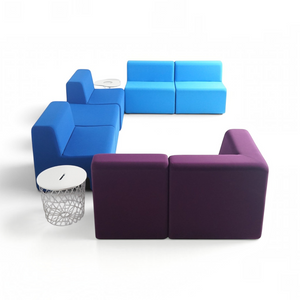 Refurnish by Loopr Ahrend sofagruppe med moduler i blått og lilla tekstil, inkludert hvite sidebord.