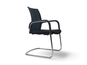 Refurnish by Loopr Ahrend konferansestol i sort med nettingrygg og understell i sølvfarget metall