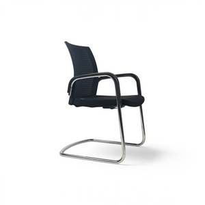Refurnish by Loopr Ahrend konferansestol i sort med nettingrygg og understell i sølvfarget metall