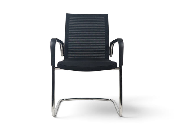 Refurnish by Loopr Ahrend konferansestol i sort med stripete ryggstøtte og sølvfargede understell i metall