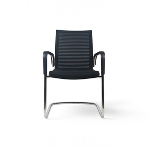 Refurnish by Loopr Ahrend konferansestol i sort med stripete ryggstøtte og sølvfargede understell i metall
