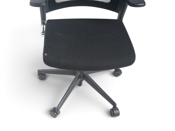 Refurnish by Loopr Ahrend kontorstol i sort tekstil med armlener og hjul for ergonomisk kontorarbeid