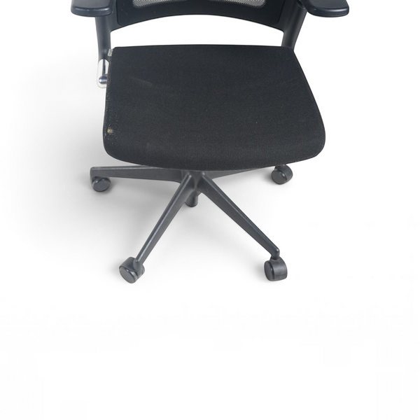 Refurnish by Loopr Ahrend kontorstol i sort tekstil med armlener og hjul for ergonomisk kontorarbeid