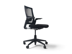 Refurnish by Loopr Ahrend kontorstol i sort med nettingrygg, justerbare armlener og hjul for kontorbruk