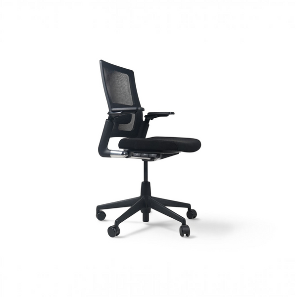 Refurnish by Loopr Ahrend kontorstol i sort med nettingrygg, justerbare armlener og hjul for kontorbruk