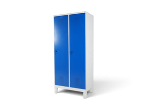 Refurnish by Loopr CLASSIC garderobeskap i stål med to blå dører, ventilasjonshull og hvit ramme på bensokkel.