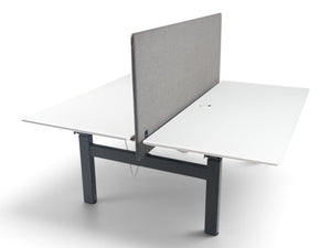 Refurnish by Loopr dobbel hev/senk-skrivebord med hvite plater, sort understell og grå skillevegg for kontorlandskap