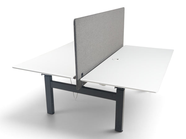 Refurnish by Loopr dobbel hev/senk-skrivebord med hvite plater, sort understell og grå skillevegg for kontorlandskap