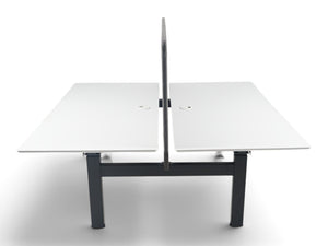 Refurnish by Loopr dobbelt hev/senk-skrivebord med hvite plater, sort understell og midtstilt skjermvegg for kontor.