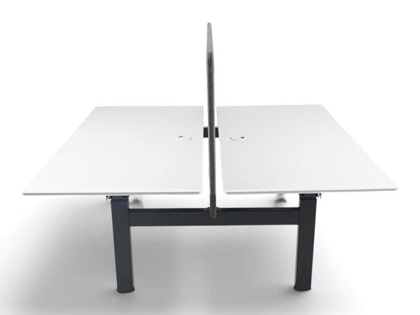 Refurnish by Loopr dobbelt hev/senk-skrivebord med hvite plater, sort understell og midtstilt skjermvegg for kontor.