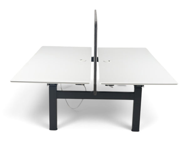Refurnish by Loopr dobbelt hev- og senkeskrivebord med hvite plater, sort understell og midtstilt skjermvegg.