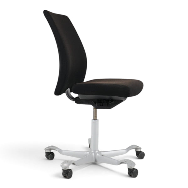 Refurnish by Loopr HÅG Creed 6006 ergonomic office chair in black fabric with a grey base, side view.