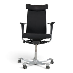 HÅG H05 5600 ergonomisk kontorstol i sort tekstil med nakkestøtte, armlener og sølvgrått understell