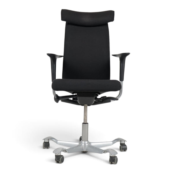 HÅG H05 5600 ergonomisk kontorstol i sort tekstil med nakkestøtte, armlener og sølvgrått understell