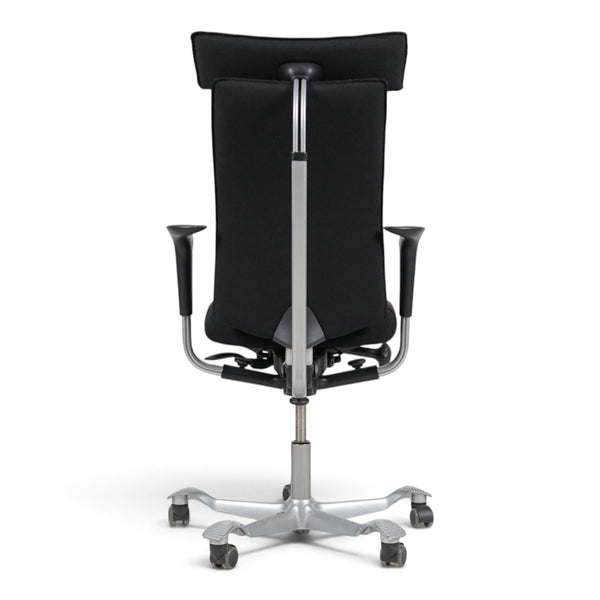 HÅG H05 5600 ergonomisk kontorstol i sort med sølvgrått understell, nakkestøtte og armlener