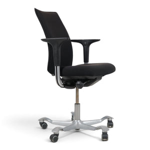 HÅG H05 5600 ergonomisk kontorstol i sort tekstil, høy rygg, armlener og sølvfarget understell