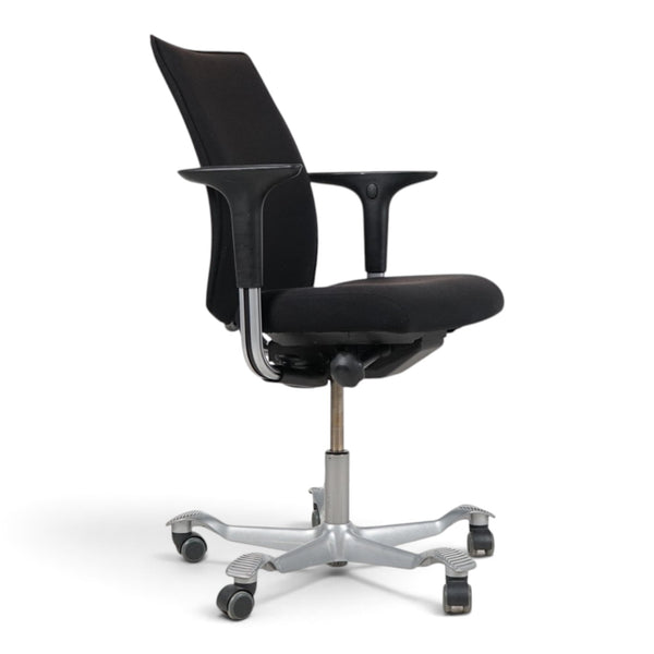 HÅG H05 5600 ergonomisk kontorstol i sort tekstil, høy rygg, armlener og sølvfarget understell