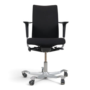 HÅG H05 5600 ergonomisk kontorstol i sort tekstil med armlener og sølvgrått understell