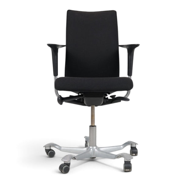 HÅG H05 5600 ergonomisk kontorstol i sort tekstil med armlener og sølvgrått understell