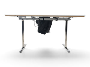 Refurnish by Loopr konferansebord fra Howe med hvit bordplate, sølvfargede bein og praktisk kabelkanal under bordet.