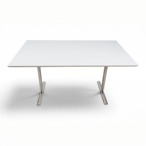 Refurnish by Loopr konferansebord fra Howe med hvit bordplate og sølvfargede metallbein, 140x80 cm.