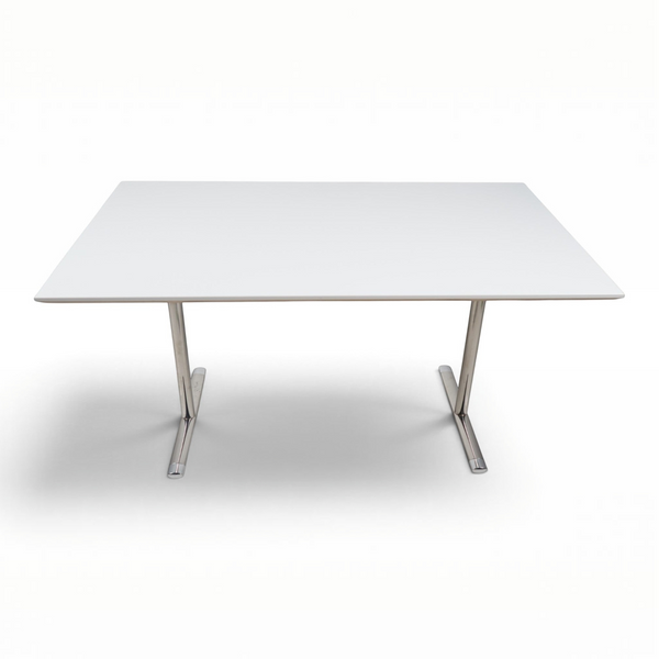 Refurnish by Loopr konferansebord fra Howe med hvit bordplate og sølvfargede metallbein, 140x80 cm.