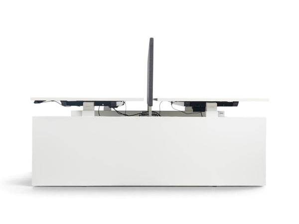 Refurnish by Loopr hvitt Ahrend dobbelt skrivebord med elektrisk hev- og senkefunksjon og grå skillevegg