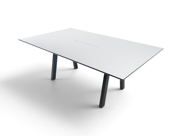 Refurnish by Loopr møtebord med hvit laminert bordplate og sort understell i metall, rektangulær form.