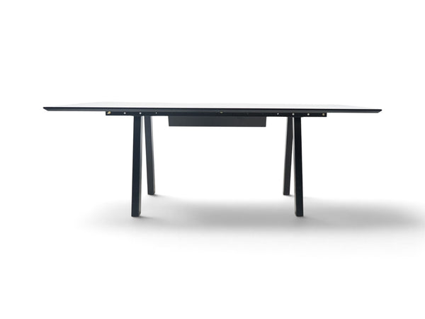 Refurnish by Loopr møtebord med hvit laminert bordplate og stødig sortlakkert metallunderstell i moderne design