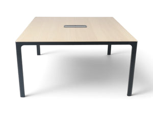 Refurnish by Loopr IKEA BEKANT kvadratisk møtebord i eik med sort understell i stål for kontor og møterom.