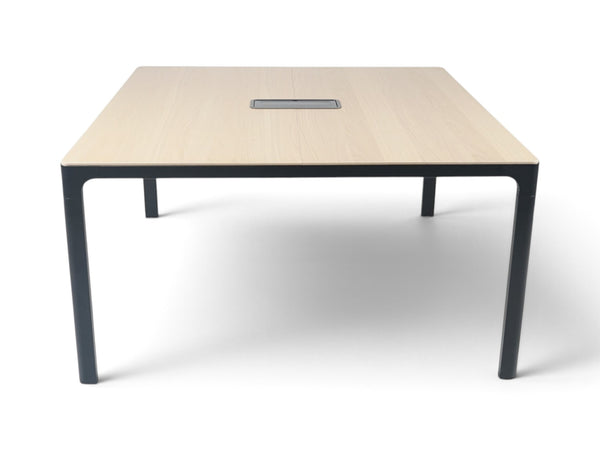 Refurnish by Loopr IKEA BEKANT kvadratisk møtebord i eik med sort understell i stål for kontor og møterom.